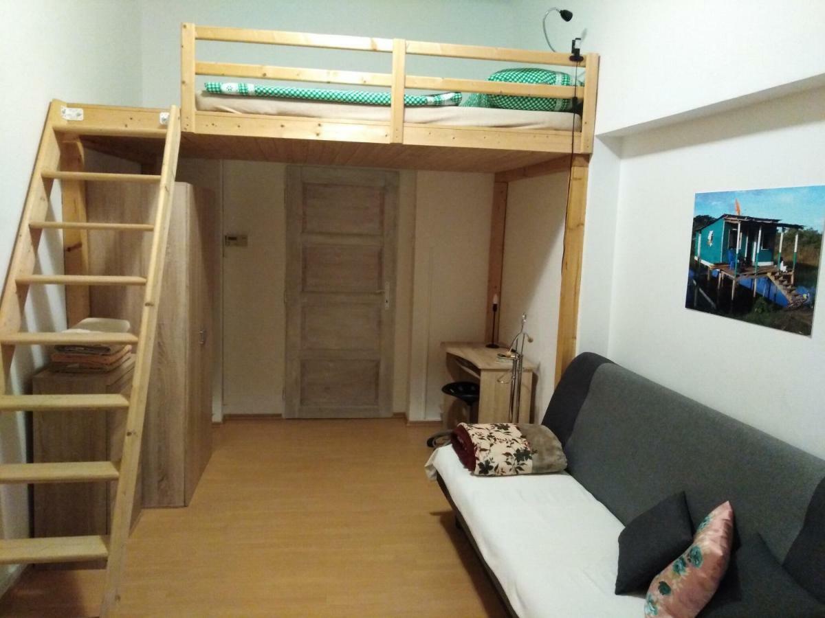 Studio Husitska 114/74 Prague Luaran gambar
